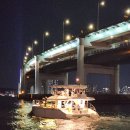 부산 광한대교 앞 바다 한가운데 요트에서 찍은 선상 불꽃놀이 이미지