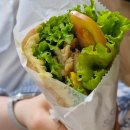 (주)오픈소스랩 | 단돈 2천 원대의 감동! 나트랑 숨은 평점 맛집 그릭 수블라키 치킨랩 내돈내산 후기