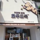 커피에 빠진 호두도둑 이미지