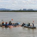 포구와 목선 이미지