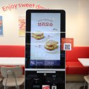 이삭토스트 앞 보도 | 이삭토스트 신메뉴, 프렌치 크림 브리오슈·애플 크림 브리오슈 디저트 후기