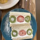 교대역 13번출구 쪽 횡단보도 | 산도 교대 본점 후기｜교대역 맛집 추천, 교대역 카페 산도 샌드위치