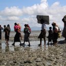 19/03/25 Rohingya dread relocation plan to 'Floating Island' - Refugees say Bangladeshi island is prone to floods and scorching heat, fear move could 이미지