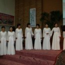 천안 서부교회 졸업 축하 찬양단과 졸업하는형제 자매 그리고 자녀들모습 이미지