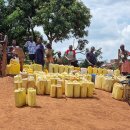 물 없어 흙탕물 마시는 우간다 주민들.... 깨끗한 물 절실 이미지