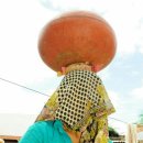 물동이 이고 가는  이미지