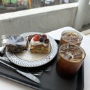 멋스러운 구움과자와 카페디저트 | [서울 신논현역카페] 썸띵어바웃커피 재방문 후기 (특별한 콜드브루와 고급진 케이크와 구움과자)