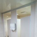 은은한 베이지 멜라민 색상의 천정형 큐비클-서울시 송파구 방이동 00학원 화장실칸막이 이미지