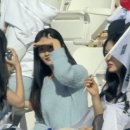 (vs바레인전) 한국 여자 관중 열심히 비춰주는 카메라맨 활약상.gif 이미지