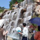 인공폭포 앞 이미지