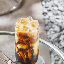 투썸플레이스, 깊은 향과 깔끔한 맛의 밸런스 ‘바닐라빈 콜드브루 라떼’ 론칭 이미지