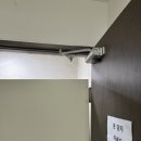아크로펠리스 | 상가 화장실 부러진 카우보이문 경첩 수리 스윙도어 힌지 수리