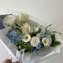 Q사랑 호원동점 | [Handtied bouquet] 의정부 호원동(범골역) 꽃집 '데이라잇'의 청순미 넘치는 '화이트&연블루' 꽃다발