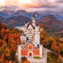 Neuschwanstein Castle with surrounded by beautiful autumn colors 이미지