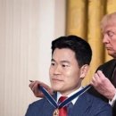 &#34;내 뒤에 미국 있다&#34; 트럼프한테 훈장 받은 전한길?…알고 보니 &#39;조작&#39;﻿ 이미지