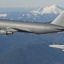 연료 재보급뿐만 아니라 통신 중계 역할도 담당하는 KC-46A 이미지