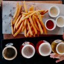 강릉아리솔게스트하우스 | 강릉, 맥주집! 버드나무 브루어리 (샘플러4종, 감자튀김) 솔직한 후기 (feat. 엄지네 포장마차)