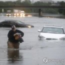 미국 휴스턴에 500mm &#39;물 폭탄&#39;..홍수로 도시 마비 이미지