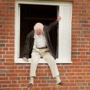 창문 넘어 도망친 100세 노인 이미지