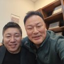 산야맛 고문(대원 세라믹대표 최원일)방문 함께하고 자재백화점 설명들으며 담소(2025년 2월 22일)시산제 사용 술 증정 이미지