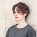 머리만지는남자