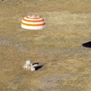 러시아 Soyuz는 우주 정거장에서 세 명의 우주 비행사를 집으로 데려옵니다. 이미지