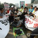 1인 시위자 덮치는 `대한민국바로세우기본부` 회원들 이미지