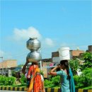 물동이 이고 가는 이미지