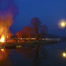 구름속 보름달 이미지