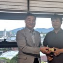 (주)해강산업(대표 이국천, 진해장복위) 제102호 법무부 일자리 우수기업 선정 "출입국 우대카드" 전달 이미지
