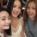 가수 겸 배우 엄정화, '9년 만 복귀' 엄태웅과 다정한 투샷…'남매 케미' 여전하네 이미지