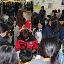 밥 퍼주는 남자 이미지