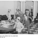 트루먼 대통령에게 일본의 항복 소식을 들은 미국 기자들 이미지