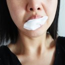 (주)에스컴바인드 | 셀프치아미백 닥터하이얀 화이트닝 겔 미백치약 사용 중