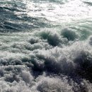 밀려오는 파도소리에 이미지