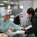 밥 퍼주는 남자 이미지