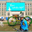 자전거 조각상 앞 이미지