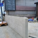 주택 담장 앞 이미지