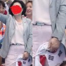 김정숙, 이번엔 光州에서 태극기 구겨 움켜쥐고 사진촬영...'국기 모독' 논란 이미지