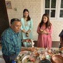 77세 생일날 전에 조상들에게 감사와 초대을 요청하는 푸자(Puja)의식 이미지