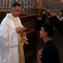 바이러스 영상: 권위주의 사제가 성찬을 거부하다. 이미지