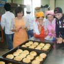 다문화가정 빵,쿠키,태국과자,쌀을 드리는 봉사활동 이미지