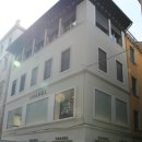 이탈리아 베네치아의 루이비통 매장과 샤넬 매장 이미지