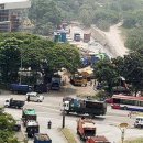 Choked up with anger : Garbage truck drivers fume over congestion at waste transfer station 청소차들의 반란... 이미지