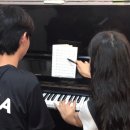 피아노와 반주(야간) 이미지