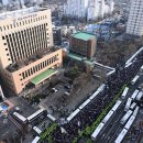 [포토]광화문으로 모인 보수단체, 태극기·성조기 들고 ...﻿국민저항권! 대통령 영장기각 항공샷...尹지지자 서부지법 에워쌌다 이미지