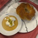 씨유홍천비발디점 | 홍천강 뷰 카페 까로치아카페 홍천점 비발디파크 시즌권자의 원픽 단골 예약 맛난 빵이 너무 많아