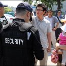 쌍용차 공장에서 노동자-용역 충돌 벌어져 이미지