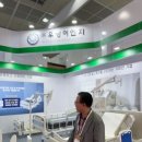 KIMES 2025에서 만난 (주)우성이엔지 – 혁신적인 의료용 침대 전시 현장!