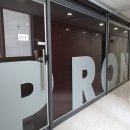 동화크리닝 | 사무실 유리 가벽 불투명시트지 시공 후기: 프라이버시 보호와 감각적인 인테리어 효과를 동시에!